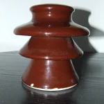 Izolator porcelani me kunj