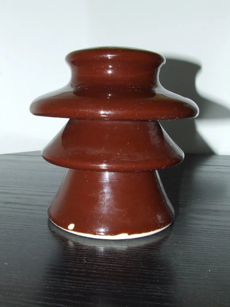 Izolator porcelani me kunj