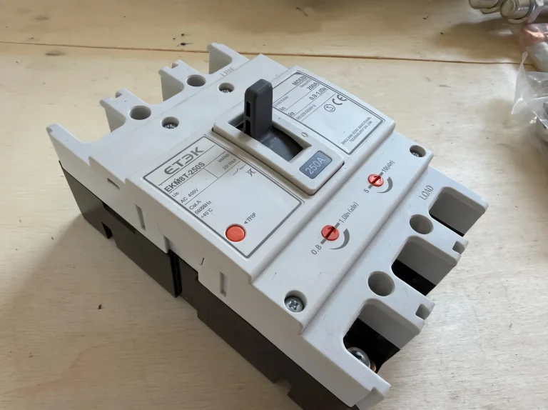 Ndërprerës automatik industrial MCCB